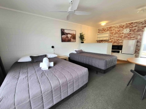 Racecourse Motel